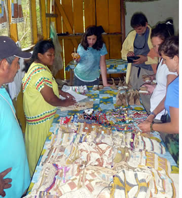 Turist köper smycken och choklad från en Ngobe infödd i Bocas del Toro, Panama